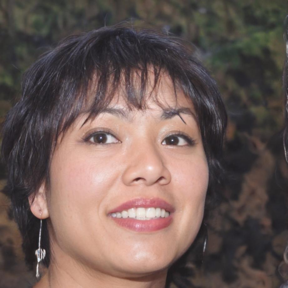 Retrato profesional de consultora especializada en análisis de mercado